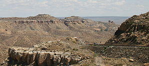 Die zu Second Mesa gehörende Siedlung Mishongnovi auf dem Ausläufer eines Tafelbergs, gesehen von der Arizona State Route 264.