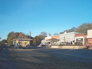 Downtown mit historischen Eisenbahndepot (links)