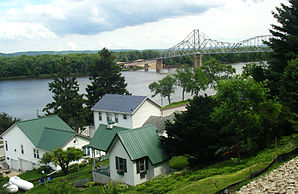 Die Black Hawk Bridge führt von Lansing in Iowa über den Mississippi River nach Wisconsin.