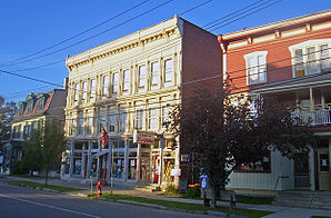 Gebäude an der Main Street im Ortszentrum