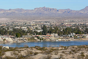 Blick über den Colorado River auf Bullhead City