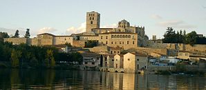 Die romanische Kathedrale über dem Ufer des Duero