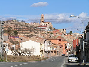 Blick auf das heutige Corbera d’Ebre und das zerstörte Poble Vell auf dem Hügel