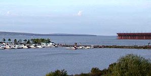 Ashland Marina, Blick nach Norden über die Chequamegonbucht auf den Lake Superior mit dem massiven Erzdock der Soo Line im Hintergrund