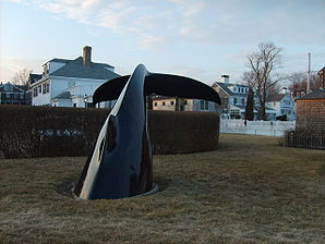 Foto der Skulptur "Whale Tail" im Zentrum Edgartowns