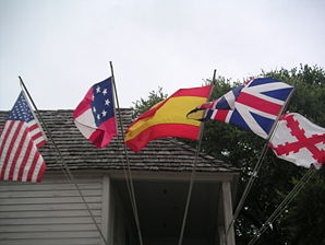 Seit 1565 wurden in der Stadt fünf Flaggen gehisst. Von links: US-amerikanisch, konföderiert, spanisch (nach 1785), britisch (Union Jack vor 1801) und spanisch (Burgunderkreuz, vor 1785)