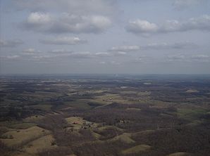 Luftaufnahme des Hügellandes des Sprigg Townships