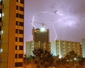 Gewitter über dem Hesperia Tower in L’Hopitalet de Llobregat