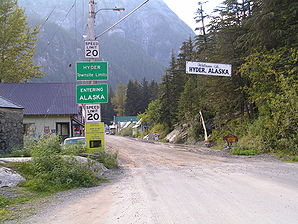 Grenze zwischen Alaska und British Columbia am Ortsrand von Hyder