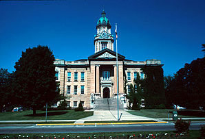Das Lafayette County Courthouse in Darlington ist im National Register of Historic Places gelistet.[1]