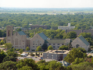 McFarlin Memorial Methodist Church, fotografiert vom Dach des Sarkeys Energy Center auf dem OU Campus