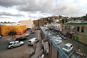 Nogales, Grenzort zwischen den USA (links) und Mexiko (rechts)
