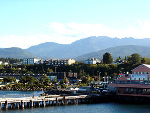 Der Hafen von Port Angeles mit den Olympic Mountains im Hintergrund
