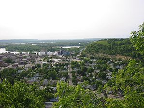 Blick auf die Innenstadt von Red Wing; links im Hintergrund der Mississippi