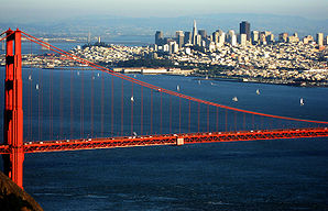 San Francisco mit Golden Gate Bridge im Vordergrund