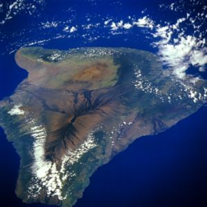 Große Insel Hawaiʻi, Hualālai am linken Bildrand