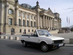 Yugo Cabrio vor dem Bundestag-Reichstag