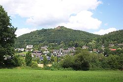 Ortsansicht von Roßbach an der Wied,im Hintergrund „Roßbacher Häubchen“