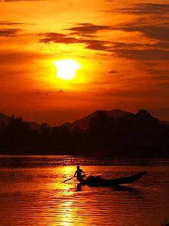 Sonnenuntergang am Parfümfluss bei Huế