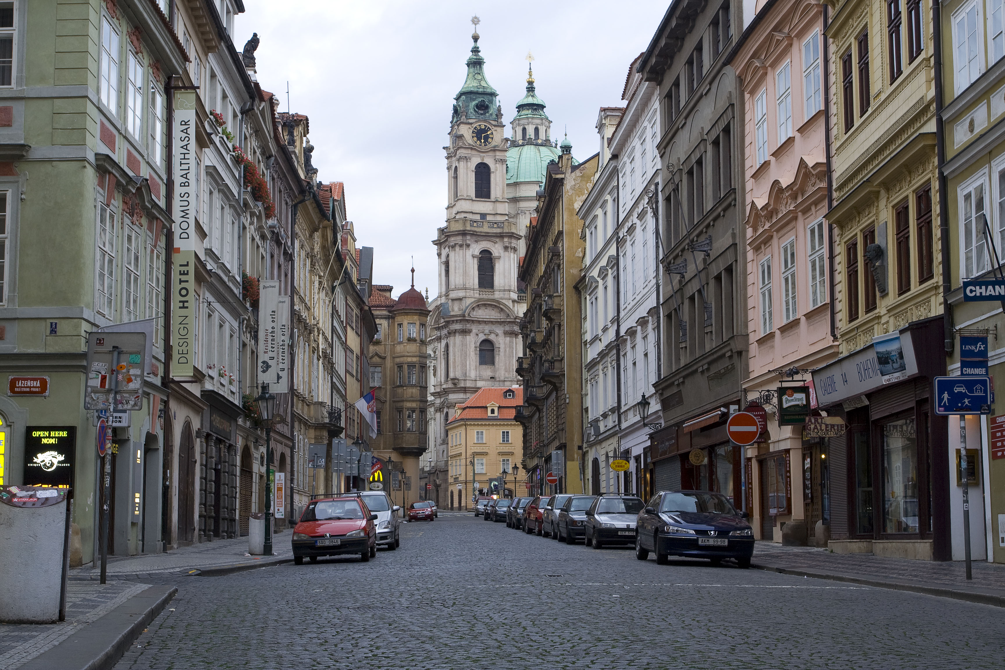 Strana. Malá strana Прага. Прага малая улица. Мала Страна Прага фото. Район мала Страна в Праге.
