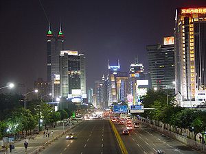 Shenzen bei Nacht, mit Shun-Hing-Platz im Hintergrund