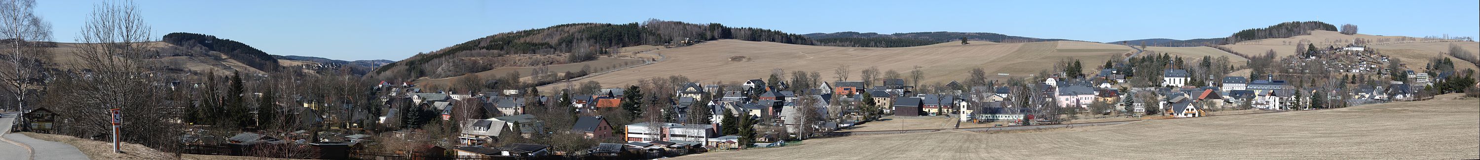 Blick von der B101 auf den mittleren und den unteren Ortsteil von Raschau
