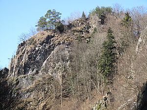 Burgfelsen mit Ruinenresten auf dem oberen Burgplateau