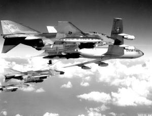 Drei McDonnell F-4 Bomber und ein KC-135 Tankflugzeug über Nordvietnam