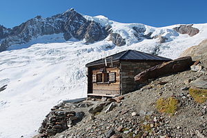 Mittelaletschbiwak vor dem Mittelaletschgletscher und dem Aletschhorn