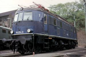 118 054 im Bw Würzburg 1983