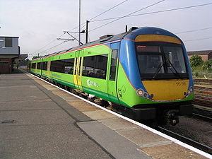 Ein Dieseltriebzug der Central Trains Ltd im Bahnhof Peterborough