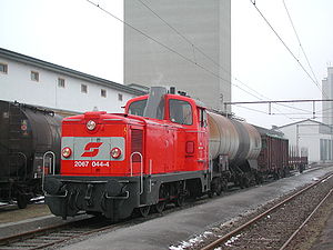 2067 044-4 rangiert Güterwagen in Feldbach, Steiermark