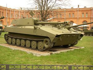 Selbstfahrlafette SO-122 (2S1) Gwosdika im Artillerie-Museum in Sankt Petersburg