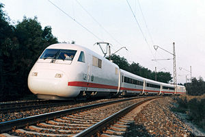 Der InterCityExperimental unterwegs bei München, 25. September 1985.