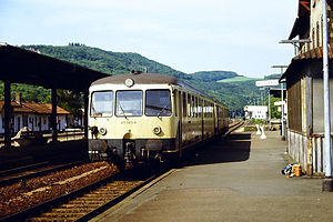 Ein 515/815 des Bahnbetriebswerks Hildesheim im Bahnhof Lauterecken-Grumbach (1986)