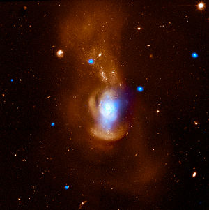 Eine Überlagungerung von einer Röntgenaufnahme von dem Chandra-Satelliten (blau) und einer optischen Aufnahme des Hubble-Weltraumteleskop (orange).