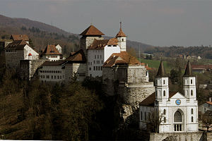 Festung Aarburg, davor die Stadtkirche