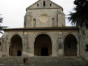 Fassade der Zisterzienserabtei Casamari