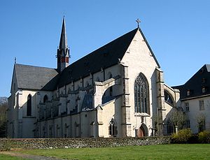 Die Abteikirche schräg von Westen