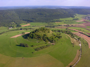 Luftbild des Burgberges Hohenkarpfen