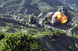 Britische Pioniere zerstören am 10. Mai 2002 einen Tunnelkomplex zwischen den Provinzen Paktika und Paktia. (Operation Snipe)