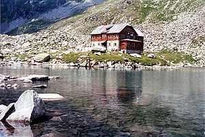 Arthur-von-Schmid-Haus vor dem Dösener See