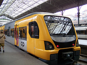 Ein Zug der Baureihe 3400 am Bahnhof Porto São Bento