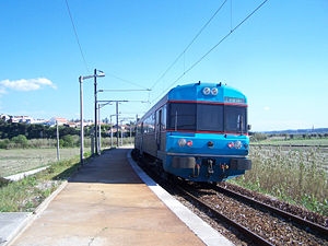 Ein Triebwagen des Typs CP–0450 bei km 190 am Bahnhof „Bifurcação de Lares“ auf der Linha do Oeste