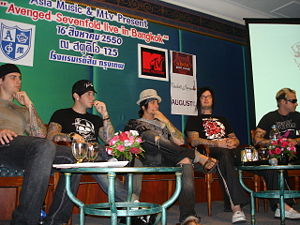 Avenged Sevenfold in Bangkok, Thailand 2007 (von links nach rechts: M. Shadows, Zacky Vengeance, Synyster Gates, The Rev und Johnny Christ)