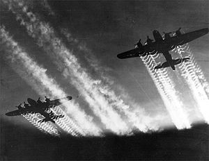 Zwei „Fliegende Festungen“ (B-17) der USAAF über Europa