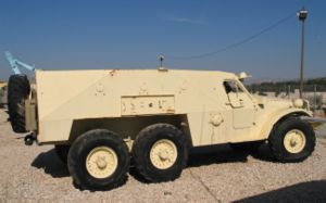 BTR-152 mit Wüstentarnanstrich. Hierbei handelt es sich um ein Beutefahrzeug der israelischen Armee, das jetzt in einem Militärmuseum ausgestellt ist