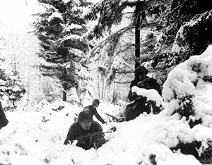 Amerikanische Soldaten – ohne Winterausrüstung wie beispielsweise Schneehemden – in Verteidigungsstellung während der Ardennenoffensive