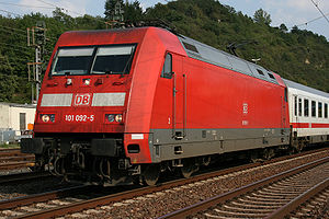 Baureihe 101 mit einem InterCity bei Linz am Rhein