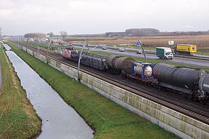 Ein Güterzug auf der Strecke bei Dodewaard